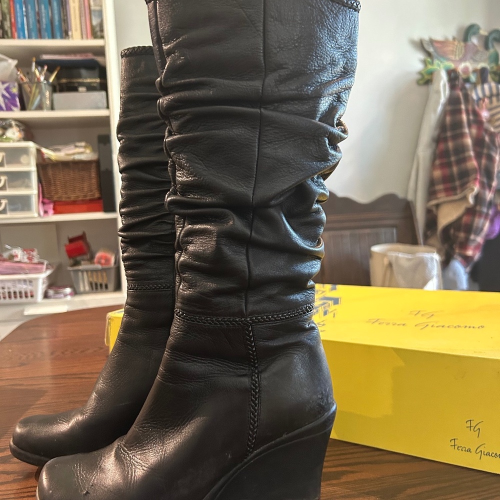 •	High-heeled boo